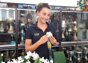 Elisa Di Francisca con la medaglia olimpica d'argento sul cuore