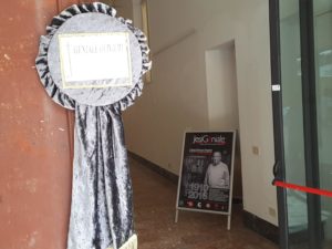 L'ingresso della galleria di palazzo dei convegni listata a lutto