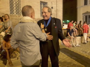 Il presidente del Club Scherma Jesi, Alberto Proietti Mosca, con il collare d'oro del Coni 