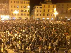 La folla che ha gremito piazza della Repubblica