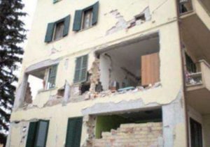 fig1-danni-post-terremoto-alle-tamponature-di-un-edificio