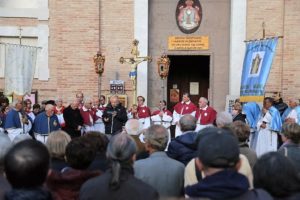 Con don Mario Massaccio la riflessione in piazza della Repubblica davanti alla chiesa dell'Adorazione