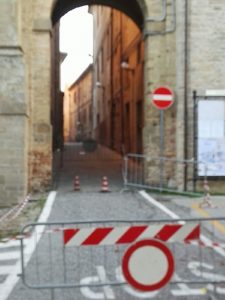 Via San Francesco è una delle porte di uscita dal centro storico