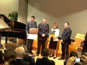 Il comandante GdF Carrozzo, il comandante dei carabinieri Iurlaro e il commissario Massara premiano la ditta Cantori