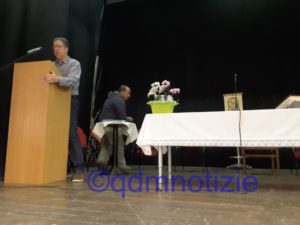 Ci si prepara per la messa allestendo il palcoscenico
