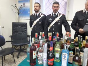 I carabinieri Giovanni Albanese e Alessandro Zazza con le bottiglie recuperate