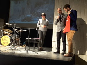 Beatrice Testadiferro, Claudio Pettinari e Filippo Triccoli mentre riceve la maglietta dell'Unicam