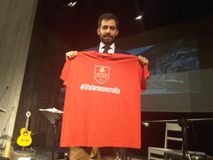 Filippo Triccoli con la maglietta rossa dell'Università di Camerino