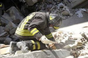 vigili-del-fuoco-terremoto-abruzzo7_157498-2
