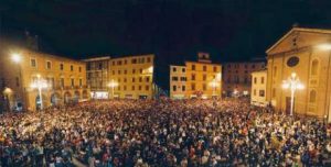 piazza gremita per la tombola di san settimio