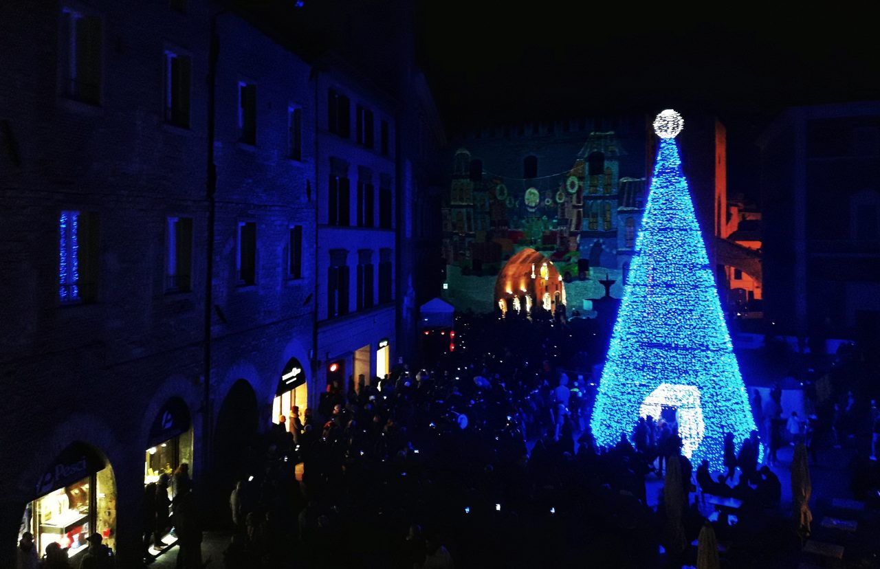 Notizie Natale.Fabriano L Albero Accende La Festa Di Natale Qdm Notizie