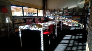 foto di una sala della biblioteca La Fornace