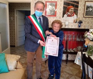 Foto sindaco Luigi Cerioni premia Lina Ruggeri (100 anni)