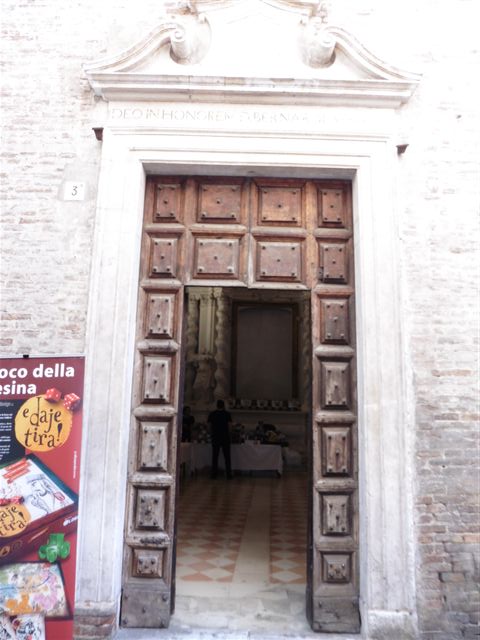 Il portone ligneo della chiesa di San Bernardino