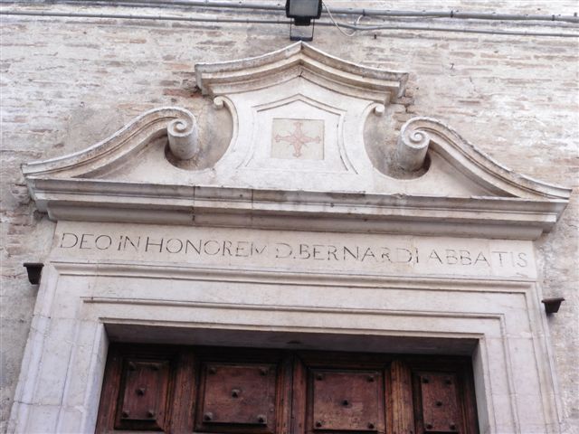 Il portale d'ingresso della chiesa di San Bernardo