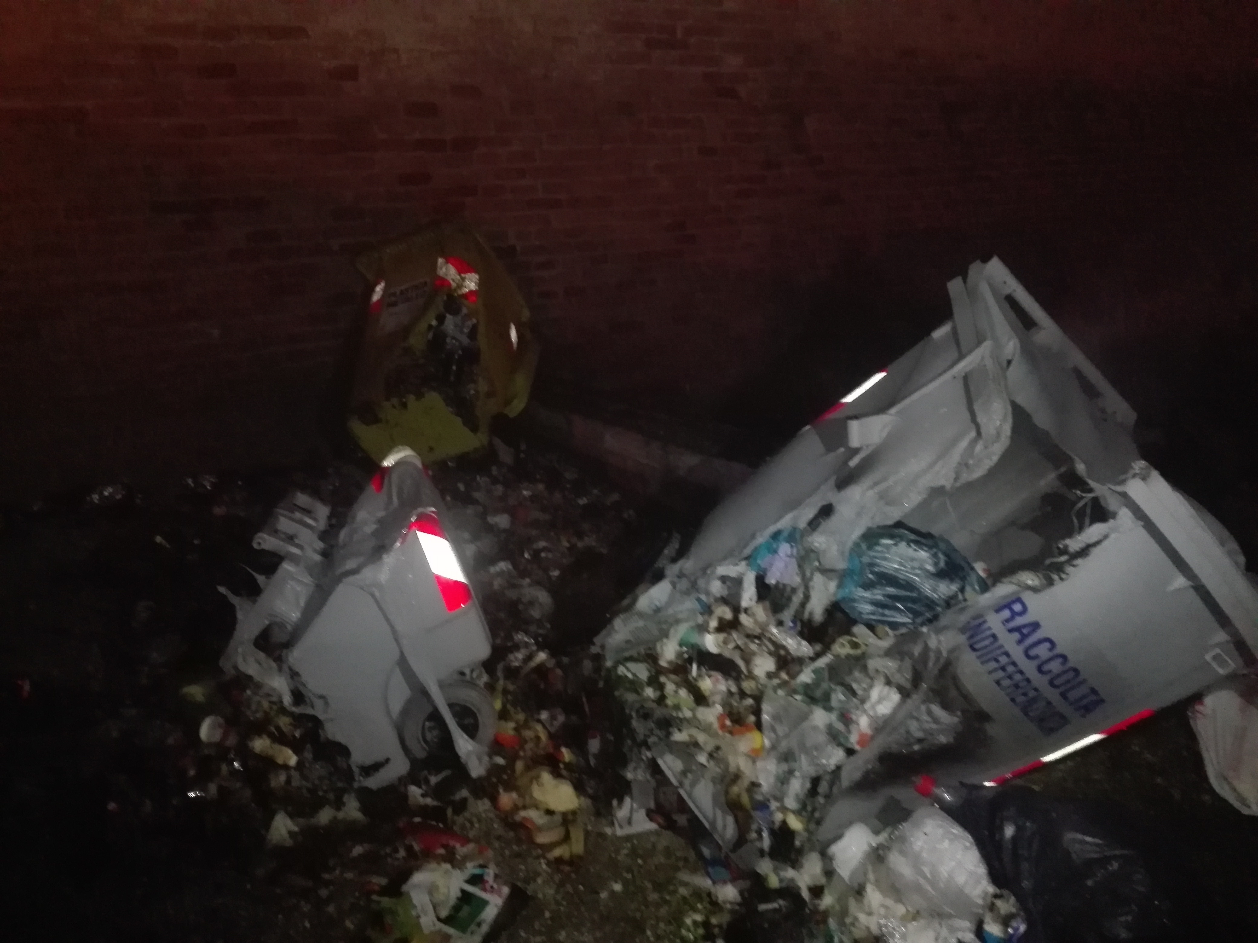 A fuoco cassonetto a Porta Valle