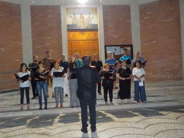 il coro di fronte alla chiesa di Acquappesa Marina