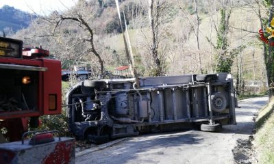 Autocarro si rovescia a Montecarotto