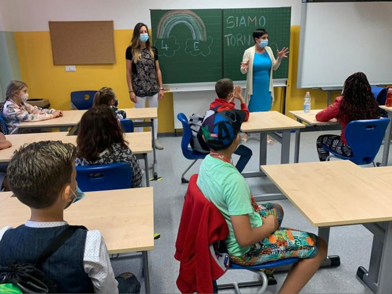 Foto di una classe di bambini durante una lezione