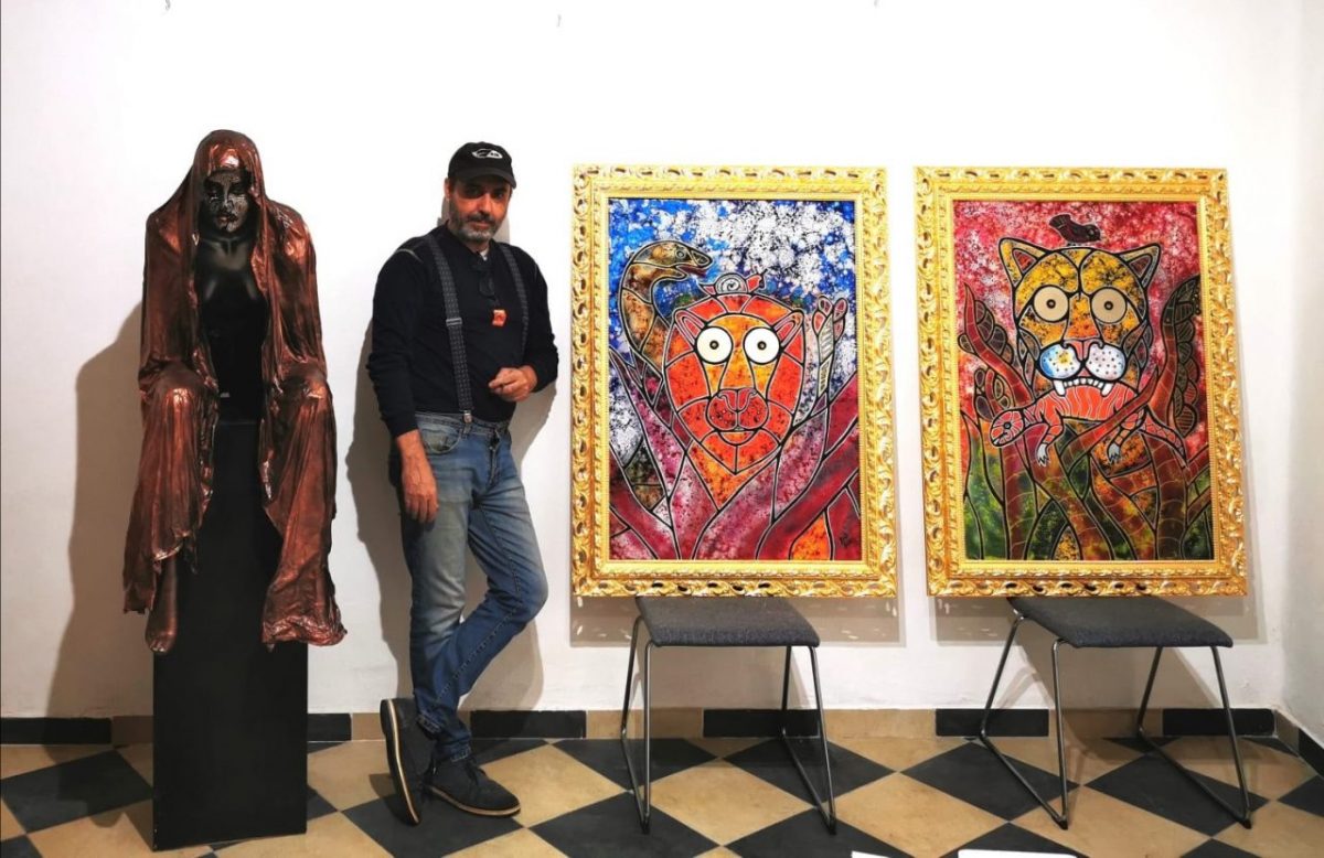 Foto di Bob Money con i suoi quadri