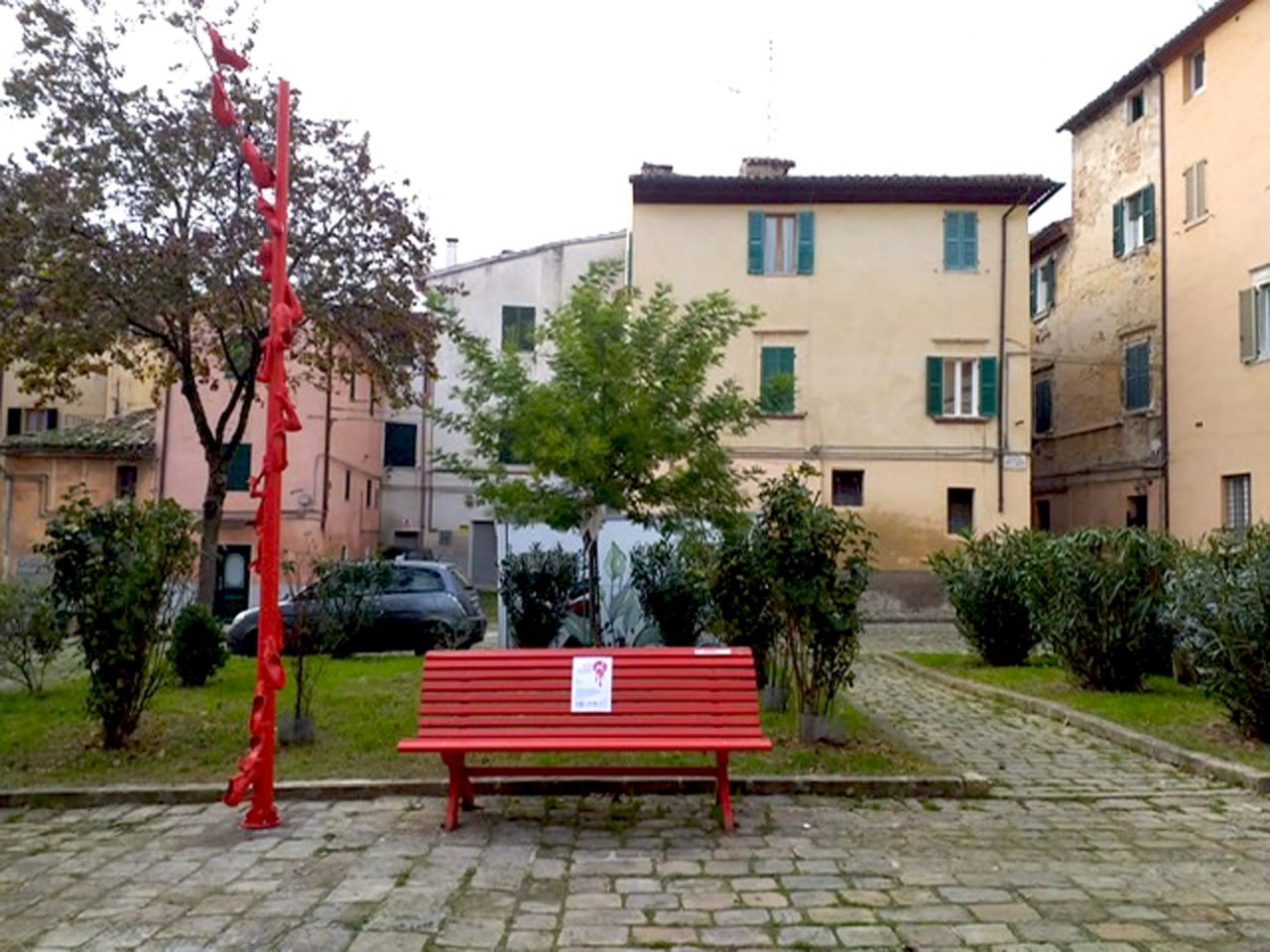 foto installazione scarpette rosse vicino la panchina, Sansovino Jesi
