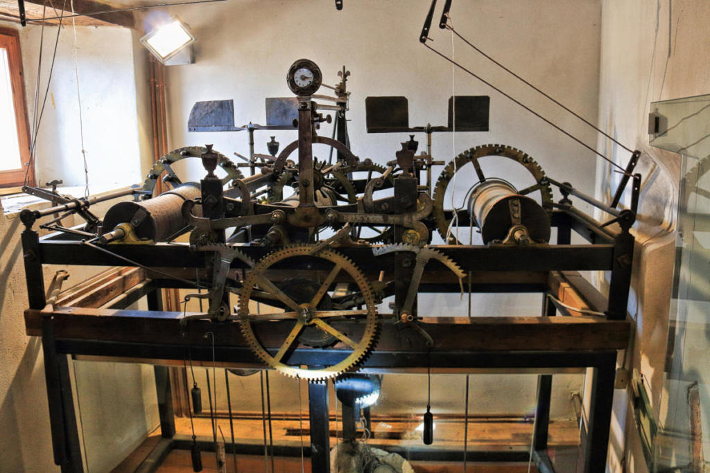 foto meccanismo orologio del torrione, Montecarotto