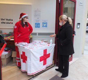 natale solidale banchetto con regali Croce Rossa e MariaLuisa Quaglieri
