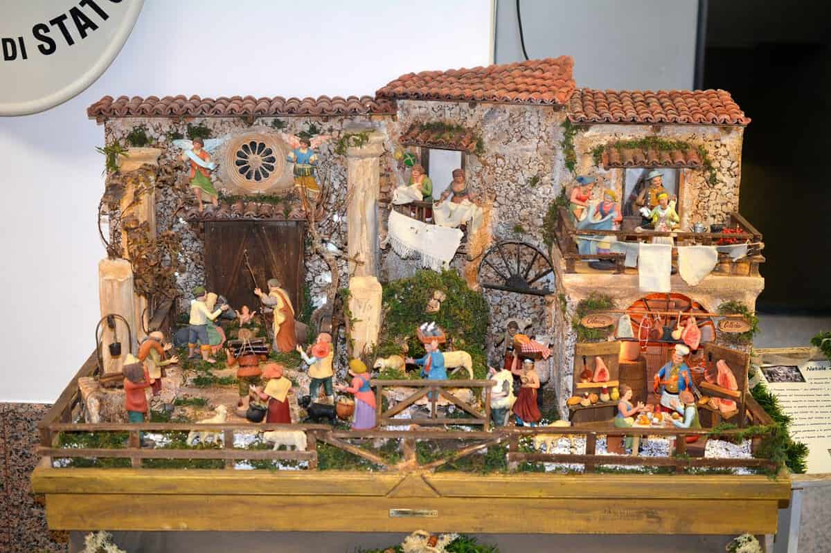 presepe artigianale in terracotta ingresso della Questura
