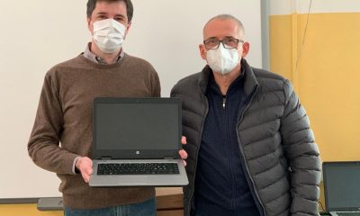 Massimiliano Nicolini e Antonio Grifoni con il computer donato dall'Avis di Santa Maria NUova
