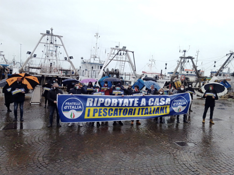 flash mob fratelli d'italia per pescatori sequestrati in libia
