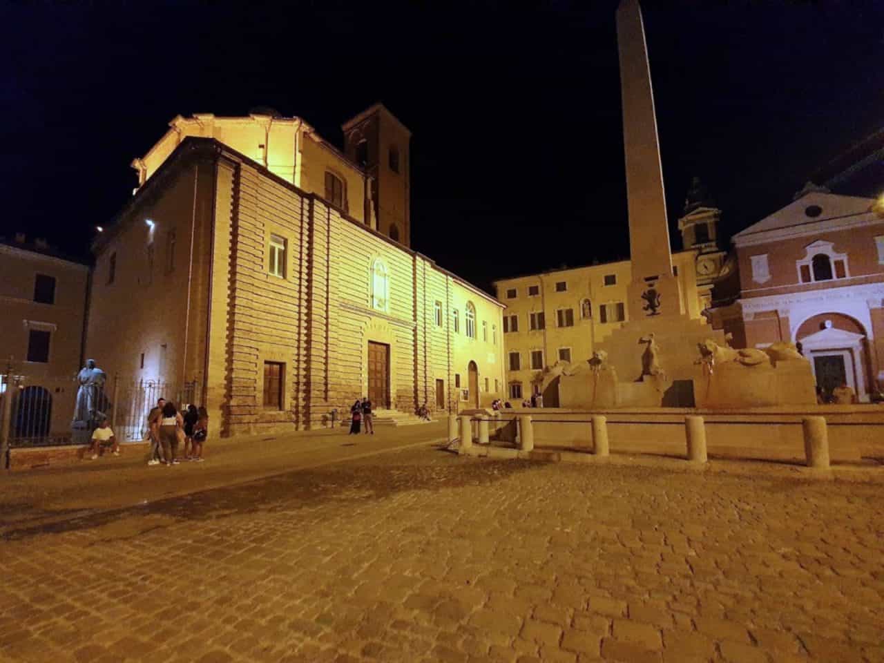 Piazza Federico II fontana dei leoni Jesi