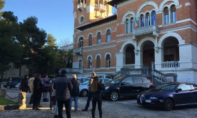 persone in visita al museo della resistenza falconara, esterno