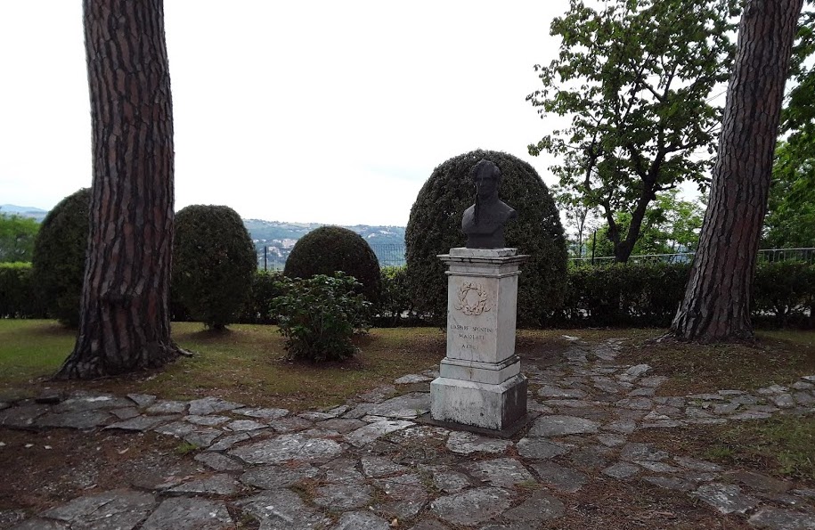 Busto di Gaspare Spontini nel giardino della casa natale