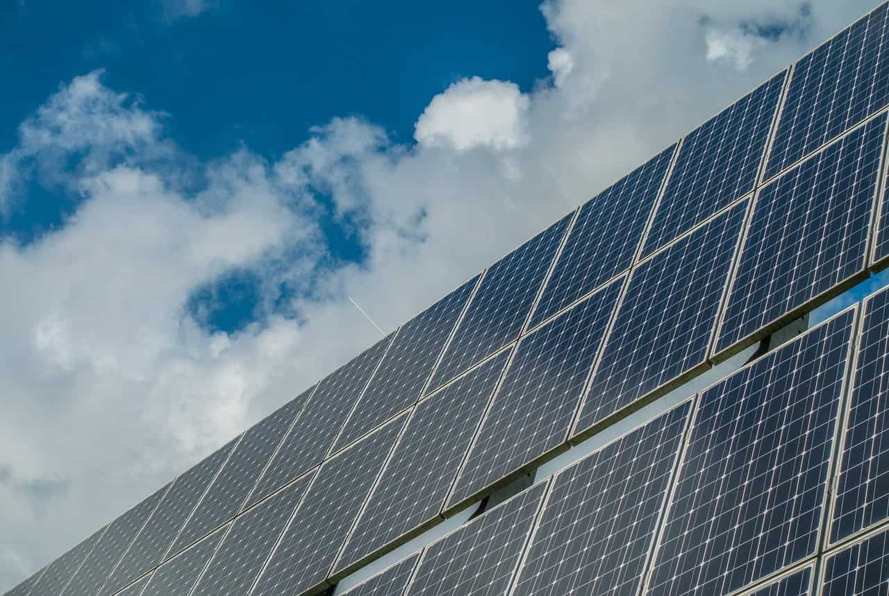 Impianti fotovoltaici: caratteristiche e vantaggi dei pannelli con accumulo