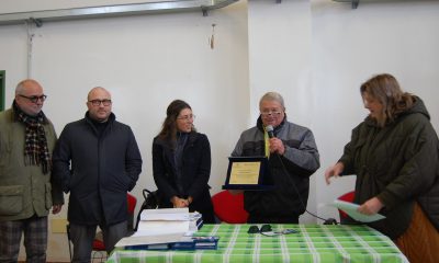 Carletti premiato tra presidente e la direttrice Cerasini