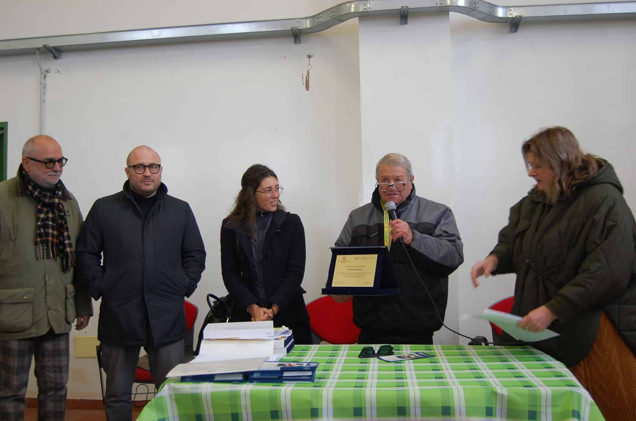 Carletti premiato tra presidente e la direttrice Cerasini