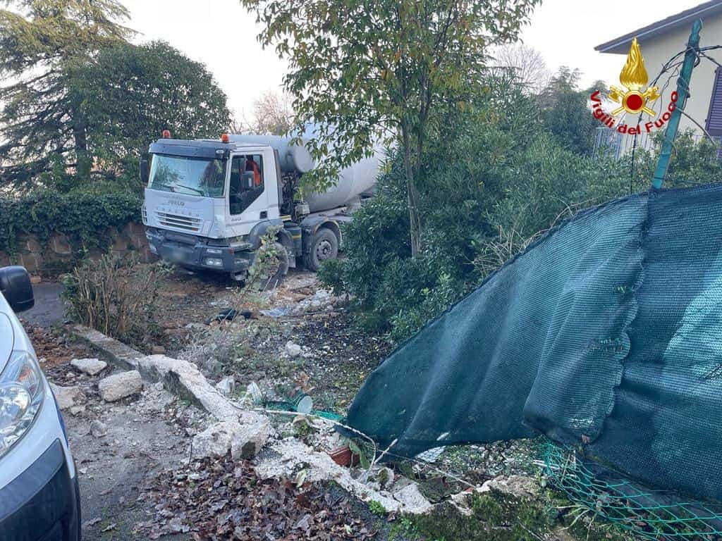 camion sfonda recinzione