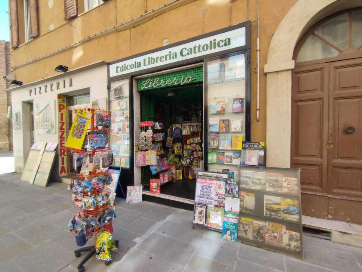 Jesi / Chiude l'Edicola Libreria Cattolica, Paolo e Andrea via dopo 30 anni di attività
