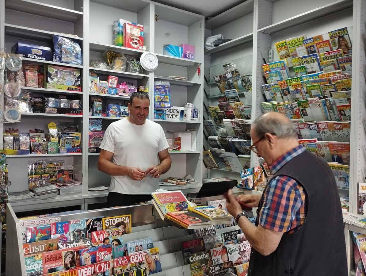 Jesi / Chiude l'Edicola Libreria Cattolica, Paolo e Andrea via dopo 30 anni di attività