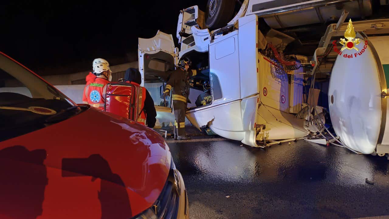 pesaro camion ribaltato