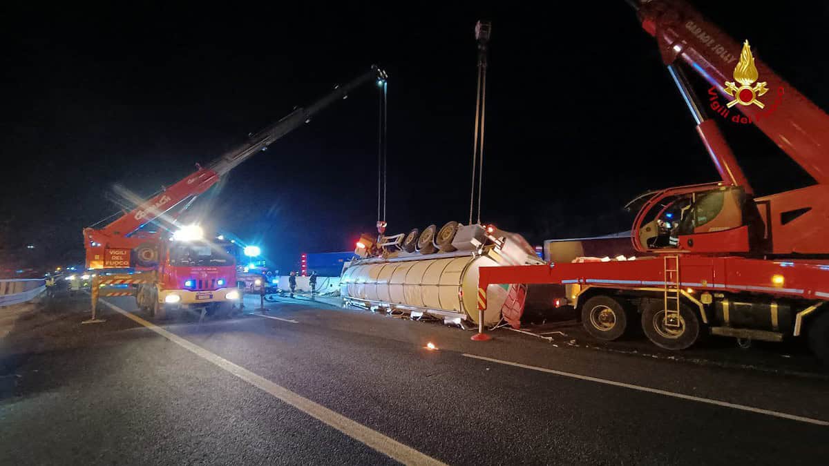 Pesaro camion ribaltato
