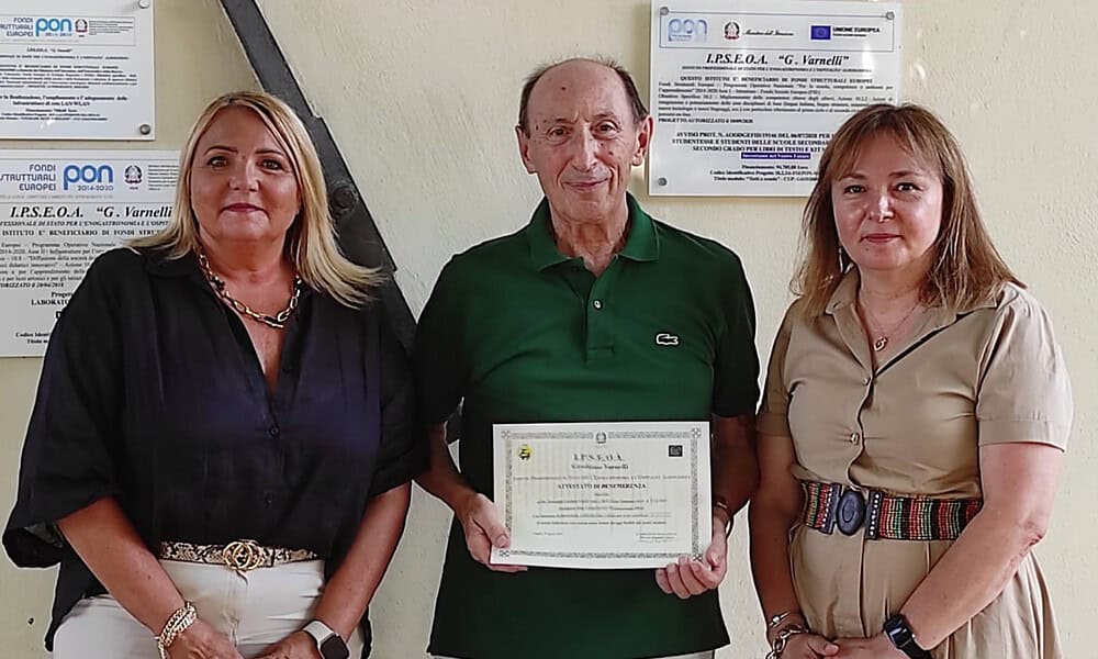 Luciano Landi riceve l'attestato di Benemerenza dall'Istituto Alberghiero "G. Varnelli" di Cingoli