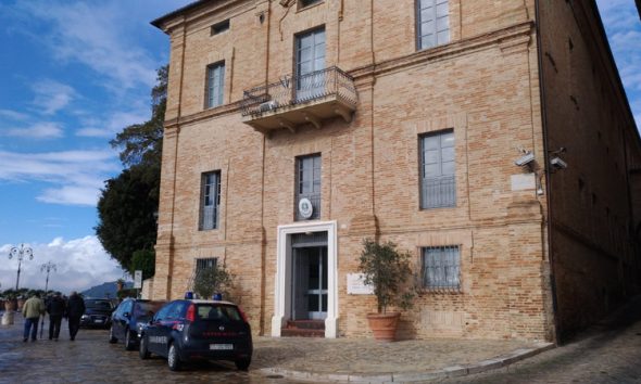 Carabinieri impegnati nei controlli stradali notturni a Osimo