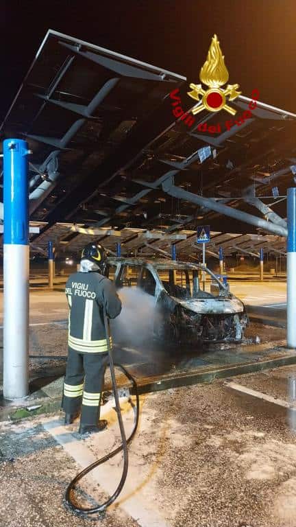 charavalle auto in fiamme