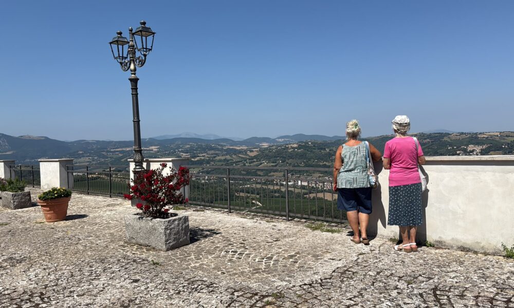 Loredana e Ileana durante la visita al borgo di Maiolati Spontini