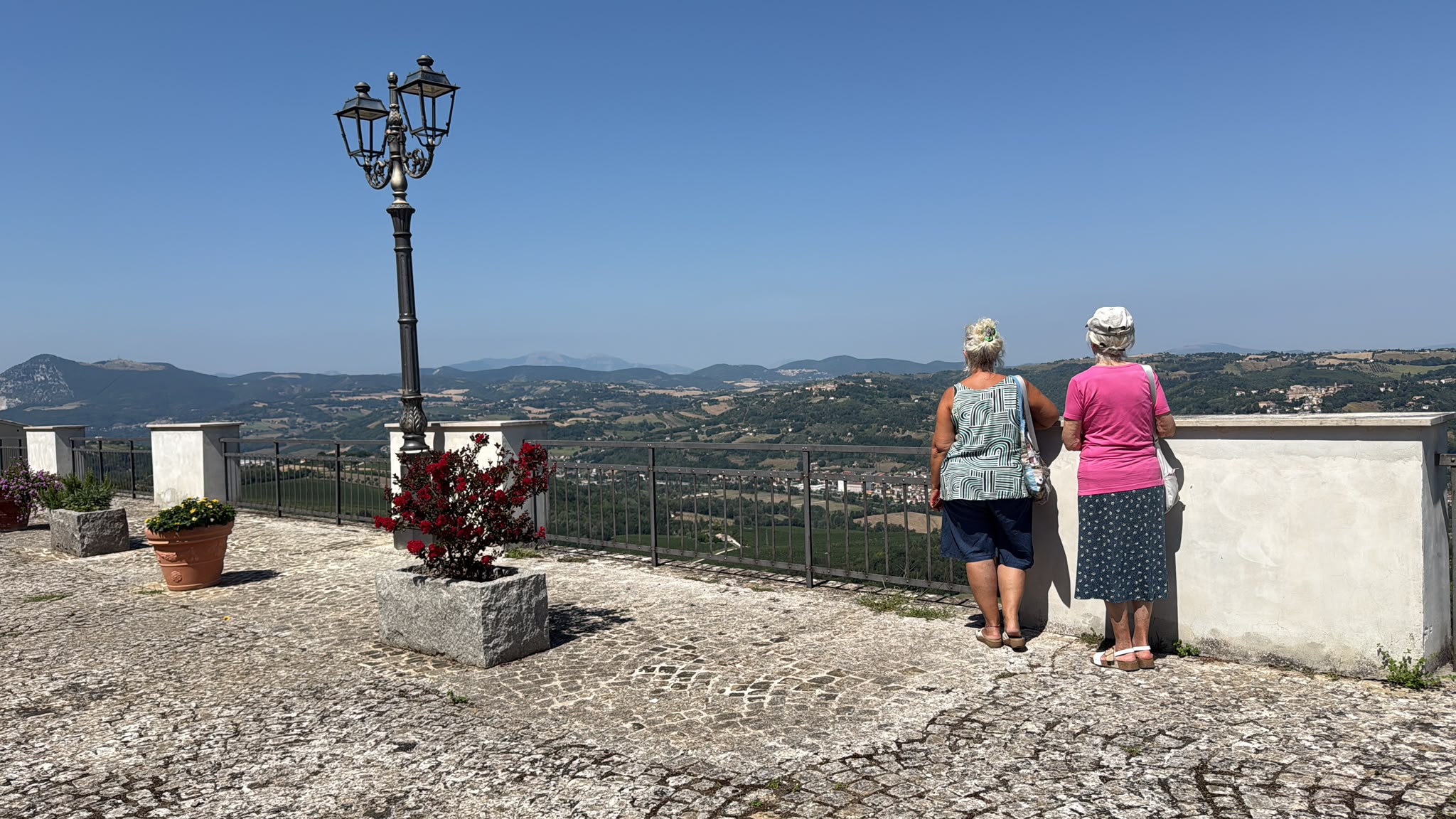 Loredana e Ileana durante la visita al borgo di Maiolati Spontini