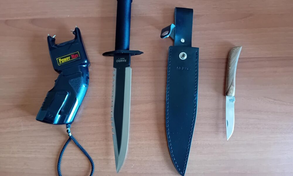 dissuasore elettrico di tipo "stun-gun" e un coltello da caccia con una lama della lunghezza di ben 20 centimetri, trovati in possesso di uno dei ragazzi