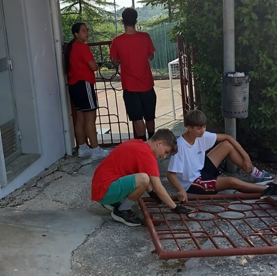I dieci giovani e la tutor del progetto Ci Sto Affare Fatica 2026 a Belvedere Ostrense
