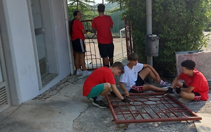 I dieci giovani e la tutor del progetto Ci Sto Affare Fatica 2026 a Belvedere Ostrense