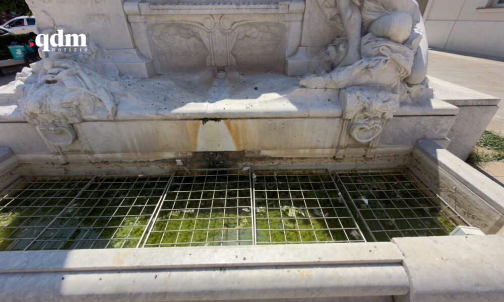 Rifiuti, vegetazione e acqua stagnante nella vasca ai piedi del monumento a Pergolesi a Jesi